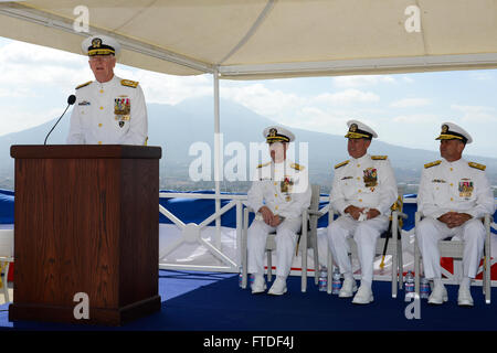 Neapel, Italien (29. Juli 2015) Commander, U.S. 6. Flottille, Vice Admiral James Foggo III stellt Commander, US Naval Forces Europe-Africa, Admiral Mark Ferguson als Gastredner bei der Kommandant, u-Boot-Gruppe acht (CSG 8) ändern des Befehls am US Naval Support Aktivität Neapel Capodichino 29. Juli 2015. Während der Zeremonie wurde Rear Admiral Robert Burke von Rear Admiral Daryl Caudle als Kommandant der CSG 8 entlastet. (Foto: U.S. Navy Mass Communication Specialist 2. Klasse Corey Hensley) Stockfoto