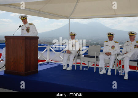 Neapel, Italien (29. Juli 2015) Commander, US Naval Forces Europe-Africa, Admiral Mark Ferguson spricht, Rear Admiral Robert Burke Leistungen als Kommandant, u-Boot-Gruppe acht (CSG-8) bei einem Wechsel des Befehls am US Naval Support Aktivität Neapel Capodichino 29. Juli 2015. Während der Zeremonie wurde Rear Admiral Robert Burke von Rear Admiral Daryl Caudle als Kommandant der CSG 8 entlastet. (Foto: U.S. Navy Mass Communication Specialist 2. Klasse Corey Hensley) Stockfoto