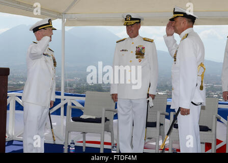 Neapel, Italien (29. Juli 2015) Rear Admiral Robert Burke, Recht, wird von Rear Admiral Daryl Caudle als Kommandant, u-Boot-Gruppe acht (CSG-8) bei einem Wechsel des Befehls am US Naval Support Aktivität Neapel Capodichino 29. Juli 2015 entlastet. Während der Zeremonie Commander, US Naval Forces Europe-Africa Admiral Mark Ferguson, Center, sprach über Burkes Leistungen als Kommandeur der CSG-8. (Foto: U.S. Navy Mass Communication Specialist 2. Klasse Corey Hensley) Stockfoto