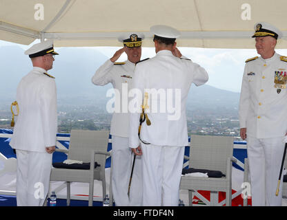 Neapel, Italien (29. Juli 2015) Rear Admiral Robert Burke berichtet, Commander, US Naval Forces Europe-Africa, Admiral Mark Ferguson, dass er erleichtert als Kommandant, u-Boot-Gruppe acht (CSG-8) bei einem Wechsel des Befehls am US Naval Support Aktivität Neapel Capodichino 29. Juli 2015 steht. Während der Zeremonie wurde Rear Admiral Robert Burke von Rear Admiral Daryl Caudle als Kommandant der CSG 8 entlastet. (Foto: U.S. Navy Mass Communication Specialist 2. Klasse Corey Hensley) Stockfoto