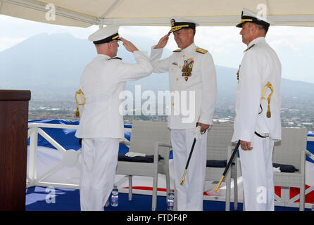 Neapel, Italien (29. Juli 2015) Rear Admiral Daryl Caudle berichtet an Commander, US Naval Forces Europe-Africa, Admiral Mark Ferguson als neuer Kommandant, u-Boot-Gruppe acht (CSG-8) bei einem Wechsel des Befehls am US Naval Support Aktivität Neapel Capodichino 29. Juli 2015. Während der Zeremonie entlastet Caudle Rear Admiral Robert Burke als Kommandant der CSG-8. (Foto: U.S. Navy Mass Communication Specialist 2. Klasse Corey Hensley) Stockfoto