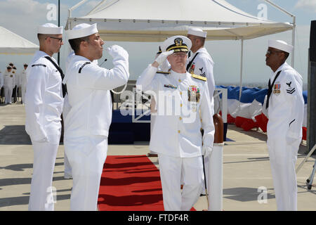 Neapel, Italien (29. Juli 2015) Rear Admiral Daryl Caudle ist als Kommandant, u-Boot-Gruppe acht (CSG 8) zum ersten Mal nach einer Änderung des Befehls am US Naval Support Aktivität Neapel Capodichino 29. Juli 2015 aus geläutet. Während der Zeremonie entlastet Caudle Rear Admiral Robert Burke als Kommandant der CSG-8. (Foto: U.S. Navy Mass Communication Specialist 2. Klasse Corey Hensley) Stockfoto