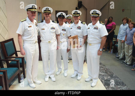 150805-N-XT273-229-Neapel, Italien (5. August 2015)-Commander, U.S. 6. Flotte, Vice Admiral James Foggo III, links, posiert mit Matrosen, Military Sealift Command Europa und Afrika/Commander Task Force (MSCEURAF/CTF) 63 bei einem Wechsel des Befehls am Naval Support Aktivität Neapel Capodichino 5. August 2015 zugewiesen. Vize-Admiral Foggo präsentiert MSCEURAF/CTF 63 mit der renommierten Admiral Stan Arthur Logistik Award für "Logistikteam of the Year." U.S. 6. Flottille, mit Sitz in Neapel, Italien, führt das gesamte Spektrum der gemeinsamen und Marine Operationen, oft im Konzert mit den Alliierten, gemeinsame und ressortübergreifende Stockfoto