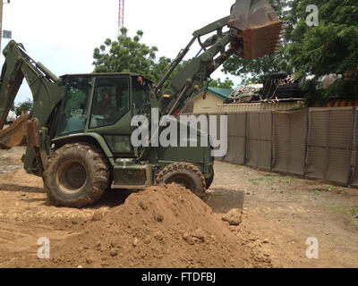 150827-N-ZZ999-002 MAROUA, Kamerun (27. August 2015) Bau Elektriker 2. Klasse Timothy Hathaway, vom Naval Mobile Bau Bataillon (NMCB) 27 zugewiesen Commander Task Group (CTF) 68, füllt mit einem Bagger am Camp Salak in Maroua, Kamerun, Schranken 27. August 2015. U.S. 6. Flottille, mit Sitz in Neapel, Italien, führt das gesamte Spektrum der gemeinsamen und Marine Operationen oft in Konzert mit Alliierten, gemeinsame und ressortübergreifende Partnern, um nationale Interessen der USA und Sicherheit und Stabilität in Europa und Afrika zu fördern. (U.S. Navy Photo von Chief Ausrüstung Betreiber Aaron Burnham Stockfoto