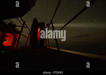 150908-N-AX546-979 Schwarzmeer (8. September 2015) Chief Quartermaster Craig Bowman, von Albuquerque, New Mexico, verwendet eine Signalleuchte an Bord USS Donald Cook (DDG-75) zur Kommunikation mit einer ukrainischen Fregatte, Hetman Sahaydachniy (U130), während eine nächtliche Kommunikation Entwicklung 8. September 2015. Donald Cook, ein Zerstörer der Arleigh-Burke-Klasse geführte Flugkörper, ist Übung Sea Breeze 2015 beteiligt. Sea Breeze ist ein Luft-, Land- und Seeverkehr Übung zur Verbesserung der Sicherheit im Seeverkehr, Sicherheit und Stabilität im Schwarzen Meer. (Foto: U.S. Navy Mass Communication Specialist 1. Klasse Sean Spratt/Rel Stockfoto