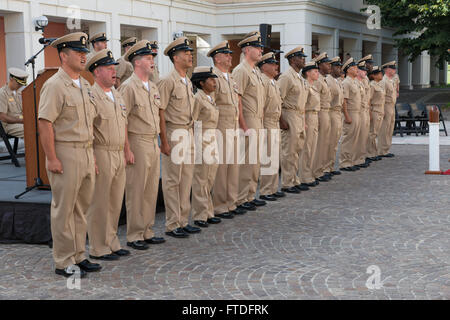 150916-N-UE250-070 Neapel, Italien (16. September 2015) neu fixiert Chief Petty Officers Sing "Anchors Aweigh" im Rahmen einer Feierstunde am US Naval Support Aktivität Neapel Capodichino 16. September 2015. Während der Zeremonie wurden 17 Segler aus verschiedenen Befehle zum Chief Petty Officer befördert. (Foto: U.S. Navy Mass Communication Specialist 2. Klasse Corey Hensley/freigegeben) Stockfoto