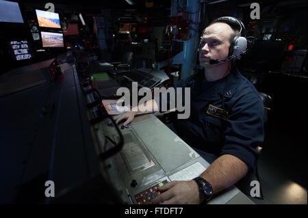 150918-N-XG464-375-Atlantik (18. September 2015) - Lt. Robert Pryor, von Daytona Beach, Florida, Systeme Test Offizier zugewiesen Lenkwaffenzerstörer USS Carney (DDG-64), steht Uhr als taktische Action Officer 18. September 2015. Carney ist der vierte Arleigh Burke-Klasse Zerstörer auf vorwärts in Rota, Spanien als Bestandteil der Präsident Europäische Phased Adaptive Ansatz zur Raketenabwehr in Europa dienen bereitgestellt werden. (Foto: U.S. Navy Mass Communication Specialist 3. Klasse Jonathan B. Trejo/freigegeben) Stockfoto