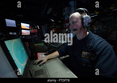 150918-N-XG464-360-Atlantik (18. September 2015) - Lt. Robert Pryor, von Daytona Beach, Florida, Systeme Test Offizier zugewiesen Lenkwaffenzerstörer USS Carney (DDG-64), steht Uhr als taktische Action Officer 18. September 2015. Carney ist der vierte Arleigh Burke-Klasse Zerstörer auf vorwärts in Rota, Spanien als Bestandteil der Präsident Europäische Phased Adaptive Ansatz zur Raketenabwehr in Europa dienen bereitgestellt werden. (Foto: U.S. Navy Mass Communication Specialist 3. Klasse Jonathan B. Trejo/freigegeben) Stockfoto