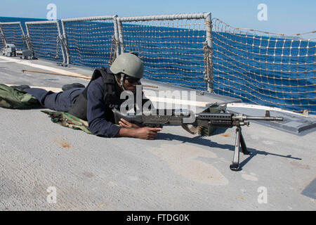 150928-N-AX546-246 Mittelmeer (28. September 2015) kulinarische Spezialist 3. Klasse Daniel West-Moore, aus Brooklyn, New York, steht eine kleine Boote Action Team Uhr mit einem M240-Maschinengewehr an Bord USS Porter (DDG-78), wie das Schiff Vlore Albanien 28. September 2015 fährt. Porter, ein Zerstörer der Arleigh-Burke-Klasse-geführte Flugkörper in Rota, Spanien, nach vorne bereitgestellt ist auf Routine-Patrouille Durchführung von Seeoperationen in den USA 6. Flotte Bereich der Maßnahmen zur Erhöhung der Sicherheit der Vereinigten Staaten in Europa interessiert. (Foto: U.S. Navy Mass Communication Specialist 1. Klasse Sean Spratt/freigegeben) Stockfoto