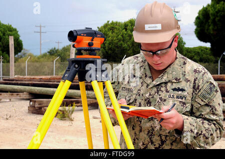 151011-N-SD965-039 ROTA, Spanien (11. Oktober 2015) Engineering Aide Constructionman Dylan McDaniel, aus El Paso, Illinois, Naval Mobile Bau-Bataillon 1 zugewiesen berechnet Höhe dafür ein Graben gegraben für Dienstprogramme Rohre am Naval Station Rota, Spanien, 11. Oktober 2015. Grabens ist für eine elektronische Systeme an Bord Einrichtungen Evaluationsprojekt die Prüfung und Bewertung U.S. Navy, U.S. Coast Guard und Military Sealift Command Aktivitäten sowie Alliierten ausländischen Marinen Serviceleistungen. (Foto: U.S. Navy Mass Communication Specialist 1. Klasse Brannon Deugan/freigegeben) Stockfoto