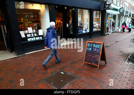 Kaufen Sie Bücher für Syrien Kampagnenschild außerhalb der Waterstones Buchhandlung, Calverley Road, Tunbridge Wells, Kent, England Stockfoto