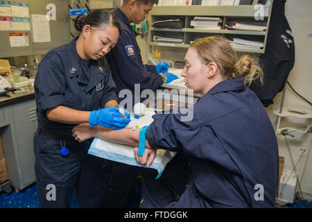 151017-N-KW492-141 Atlantik (17. Oktober 2015) Hospital Corpsman 1. Klasse Katherine Stafford, der Assistent führenden Petty Officer der Flotte chirurgischen Team 4, zieht Blut eines Patienten im medizinischen Labor von amphibischen Angriff Schiff USS Kearsarge (LHD-3) 17. Oktober 2015. Kearsarge, eingesetzt als Teil der Kearsarge amphibische Gruppe bereit, führt Marinebetriebe in den USA 6. Flotte Bereich der Maßnahmen zur Erhöhung der Sicherheit der Vereinigten Staaten in Europa interessiert. (US Navy Foto von Massenkommunikation Spezialist Seemann Lehrling Ryre Arciaga/freigegeben) Stockfoto