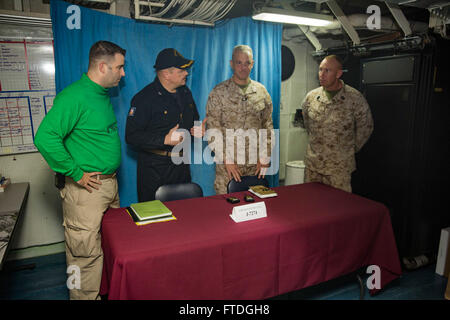 151017-N-KW492-166-Atlantik (17. Oktober 2015) der amphibische Angriff Schiff USS Kearsarge des (LHD-3) Command Master Chief David Twiford, links, Kearsarge Kommandierender Offizier Captain David Bossert, Mitte-links, 26. Marine Expeditionary Unit (MEU) Kommandierender Offizier Col. Robert Fulford, Mitte-rechts und 26. MEU-Sergeant-Major, Sgt. Maj. Brett Scheue vorbereiten für ein breites Schiff live-TV-Sendung, 17. Oktober 2015. Kearsarge, eingesetzt als Teil der Kearsarge amphibische Gruppe bereit, führt Marinebetriebe in den USA 6. Flotte Bereich der Maßnahmen zur Erhöhung der Sicherheit der Vereinigten Staaten interessiert in E Stockfoto