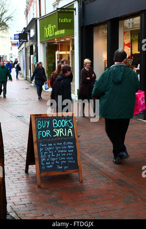 Kaufen Sie Bücher für Syrien Kampagnenschild außerhalb der Waterstones Buchhandlung, Calverley Road, Tunbridge Wells, Kent, England Stockfoto