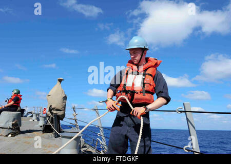 151014-N-FI568-061 Mittelmeer (14. Oktober 2015) – Elektroniker / 3. Klasse Lucas Cochran, aus Spartanburg, North Carolina, bereitet sich auf eine Telefon-und-Distanz-Linie an das Military Sealift Command liefern schnell Kampfunterstützung Schiff USNS Arctic (T-AOE 8) während einer Auffüllung auf See an Bord der Arleigh-Burke-Klasse Lenkwaffenzerstörer USS Forrest Sherman (DDG-98). USS Forrest Sherman führt Marinebetriebe in den USA 6. Flotte Bereich der Maßnahmen zur Erhöhung der Sicherheit der Vereinigten Staaten in Europa interessiert. (Foto: U.S. Navy Mass Communication Specialist 3. Klasse Taylor L. Stockfoto