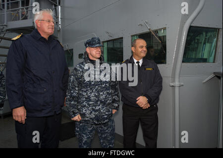 151020-N-ZE250-113 Nord Atlantik (20. Oktober 2015) Vice Admiral Matthieu Boorsboom, dänischen Marine (links), Rear Admiral Daryl Caudle, U.S. 6. Flotte stellvertretender Kommandeur und Vice Admiral Garat Carame, spanische Marine, beobachten eine Rakete starten Sie an Bord U.S. 6. Flottenkommando und Kontrolle Schiff USS Mount Whitney (LCC-20) 20. Oktober 2015. Mount Whitney moderierte distinguished Besucher für des Maritime Theater Missile Defense Forums At Sea Demonstration 2015. (Foto: U.S. Navy Mass Communication Specialist 3. Klasse Weston Jones/freigegeben) Stockfoto