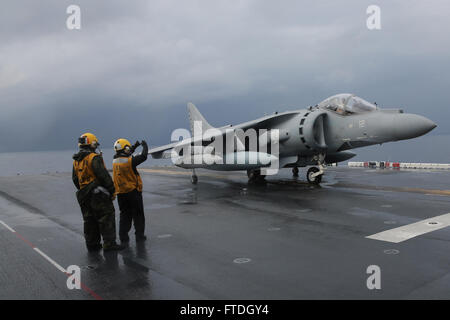 151021-N-KW492-078 Mittelmeer (21. Oktober 2015) Luftfahrt Boatswain Mate (Handling) Schiff 3. Klasse Sarahkate Barambangan, aus Los Angeles, Signale an den Piloten eine AV-8 b Harrier an Bord der amphibischen Angriff USS Kearsarge (LHD-3) 21. Oktober 2015. Kearsarge, eingesetzt als Teil der Kearsarge amphibische Gruppe bereit, führt Marinebetriebe in den USA 6. Flotte Bereich der Maßnahmen zur Erhöhung der Sicherheit der Vereinigten Staaten in Europa interessiert. (US Navy Foto von Massenkommunikation Spezialist Seemann Lehrling Ryre Arciaga/freigegeben) Stockfoto