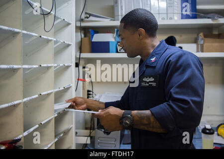 151022-N-YL073-096-Mittelmeer (22. Oktober 2015)-Logistik-Spezialist 2. Klasse Avery Jackson aus Oakland, Kalifornien, sortiert die Post auf dem Postamt an Bord der USS Kearsarge (LHD-3) 22. Oktober 2015. Kearsarge, eingesetzt als Teil der Kearsarge amphibische Gruppe bereit, führt Marinebetriebe in den USA 6. Flotte Bereich der Maßnahmen zur Erhöhung der Sicherheit der Vereinigten Staaten in Europa interessiert. (US Navy Foto von Massenkommunikation Spezialist Shamira Purifoy/freigegeben) Stockfoto