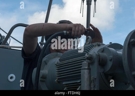 151025-N-TC720-278 Mittelmeer (25. Oktober 2015) Seemann Anthony Cook-Dixon, von Truckee, Kalifornien, führt vorbeugende Instandhaltung an Bord USS Donald Cook (DDG-75) 25. Oktober 2015. Donald Cook, ein Zerstörer der Arleigh-Burke-Klasse geführte Flugkörper, nach vorn in Rota, Spanien bereitgestellt ist die Durchführung einer Routine-Patrouille in den USA 6. Flotte Bereich der Maßnahmen zur Erhöhung der Sicherheit der Vereinigten Staaten in Europa interessiert. (Foto: U.S. Navy Mass Communication Specialist 3. Klasse Matte Murch/freigegeben) Stockfoto