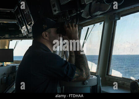 151026-N-TC720-115 Mittelmeer (26. Oktober 2015) Lt. j.g. Benjamin Sheldon von Indianapolis, sucht Kontakte mit einem Fernglas an Bord USS Donald Cook (DDG-75) 26. Oktober 2015. Donald Cook, ein Zerstörer der Arleigh-Burke-Klasse geführte Flugkörper, nach vorn in Rota, Spanien bereitgestellt ist die Durchführung einer Routine-Patrouille in den USA 6. Flotte Bereich der Maßnahmen zur Erhöhung der Sicherheit der Vereinigten Staaten in Europa interessiert. (Foto: U.S. Navy Mass Communication Specialist 3. Klasse Matte Murch/freigegeben) Stockfoto