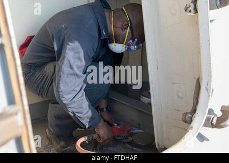 151026-N-TC720-192 Mittelmeer (26. Oktober 2015) Schaden Controlman 3. Klasse Nathan Matthews, aus Memphis, Tennessee, führt vorbeugende Wartung in ein Zimmer mit Ventilator an Bord USS Donald Cook (DDG-75) 26. Oktober 2015. Donald Cook, ein Zerstörer der Arleigh-Burke-Klasse geführte Flugkörper, nach vorn in Rota, Spanien bereitgestellt ist die Durchführung einer Routine-Patrouille in den USA 6. Flotte Bereich der Maßnahmen zur Erhöhung der Sicherheit der Vereinigten Staaten in Europa interessiert. (Foto: U.S. Navy Mass Communication Specialist 3. Klasse Matte Murch/freigegeben) Stockfoto