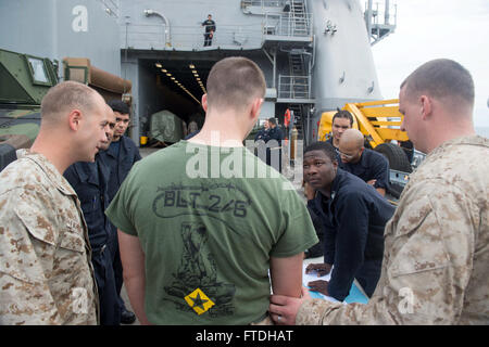 151026-N-JO245-697 Mittelmeer (26. Oktober 2015) Yeoman 3. Klasse Evans Kpodoviah aus New York City, interviews eine Marine Darstellung einer Person in Not während einer Rettung Drill an Bord der amphibischen Dock Landungsschiff USS Oak Hill (LSD-51) 26. Oktober 2015. Oak Hill, eingesetzt als Teil der Kearsarge amphibische Gruppe bereit, führt Marinebetriebe in den USA 6. Flotte Bereich der Maßnahmen zur Erhöhung der Sicherheit der Vereinigten Staaten in Europa interessiert. (Foto: U.S. Navy Mass Communication Specialist 2. Klasse Justin Yarborough/freigegeben) Stockfoto