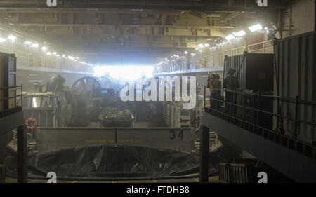 151027-N-MC656-032 Ägäis (27. Oktober 2015) Seeleute an Bord der USS Kearsarge (LHD-3) direkt den Start ein Landungsboot, Luftpolster im Brunnen Deck des amphibischen Angriff Schiff USS Kearsarge (LHD-3) während der Übung Egemen 2015, Okt. 27. Egemen ist eine türkische geführt und gehostete amphibische Übung zur Steigerung taktischen Fertigkeiten und Interoperabilität zwischen den Teilnehmern. Kearsarge, eingesetzt als Teil der Kearsarge amphibische Gruppe bereit, führt Marinebetriebe in den USA 6. Flotte Bereich der Maßnahmen zur Erhöhung der Sicherheit der Vereinigten Staaten in Europa interessiert. (US Navy Foto-Massenprozenten Stockfoto