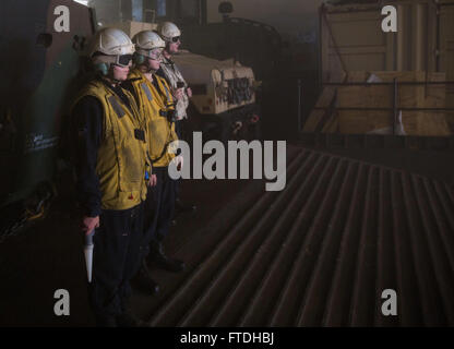 151027-N-MC656-074 Ägäis (27. Oktober 2015) Seeleute an Bord der USS Kearsarge (LHD-3) direkt den Start ein Landungsboot Luftkissen aus dem Brunnen-Deck des amphibischen Angriff Schiff USS Kearsarge (LHD-3) während der Übung Egemen 2015, Okt. 27. Egemen ist eine türkische geführt und gehostete amphibische Übung zur Steigerung taktischen Fertigkeiten und Interoperabilität zwischen den Teilnehmern. Kearsarge, eingesetzt als Teil der Kearsarge amphibische Gruppe bereit, führt Marinebetriebe in den USA 6. Flotte Bereich der Maßnahmen zur Erhöhung der Sicherheit der Vereinigten Staaten in Europa interessiert. (U.S. Navy Photo Stockfoto