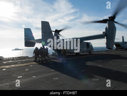 151027-N-AX638-048 Ägäis (27. Oktober 2015) türkische Marines an Bord ein MV-22 Osprey auf dem Flugdeck der amphibischen Angriff Schiff USS Kearsarge (LHD-3) während der Teilnahme an der Übung Egemen 2015, Okt. 27. Egemen ist eine türkische geführt und gehostete amphibische Übung zur Steigerung taktischen Fertigkeiten und Interoperabilität zwischen den Teilnehmern.  Kearsarge, eingesetzt als Teil der Kearsarge amphibische Gruppe bereit, führt Marinebetriebe in den USA 6. Flotte Bereich der Maßnahmen zur Erhöhung der Sicherheit der Vereinigten Staaten in Europa interessiert. (US Navy Foto von Massenkommunikation Spezialist Stockfoto