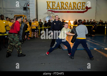 151028-N-KW492-026 Ägäis (28. Oktober 2015) Seemann Brandon Nelson, von Minneapolis, center, führt Kraft Compliance Sicherheitstechniken mit (von links nach rechts) Aviation Ordnanceman 2. Klasse Steven Hickman aus Houston; Waffenwart 3. Klasse Mathew Warner, Buena Park, Kalifornien und Waffenwart 2. Klasse Hannah Isabella aus Sacramento, Kalifornien, im Hangar Bucht an Bord der amphibischen Angriff Schiff USS Kearsarge (LHD-3) 28. Oktober 2015. Kearsarge, eingesetzt als Teil der Kearsarge amphibische Gruppe bereit, führt Marinebetriebe in den USA 6. Flotte Einsatzgebiet Stockfoto