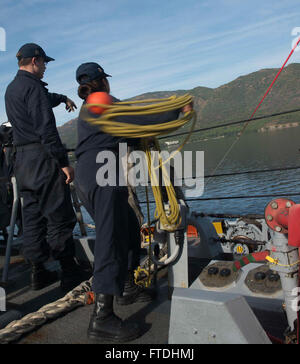 151030-N-TC720-386 AKSAZ, Turkey(Oct. 30, 2015) Sonar Techniker (Oberfläche) wirft eine Wurfleine aus an Bord USS Donald Cook (DDG-75), ein Schlepper warten, während das Schiff in Aksaz, Türkei 30. Oktober 2015 zieht. Donald Cook, ein Zerstörer der Arleigh-Burke-Klasse geführte Flugkörper, nach vorn in Rota, Spanien bereitgestellt ist die Durchführung einer Routine-Patrouille in den USA 6. Flotte Bereich der Maßnahmen zur Erhöhung der Sicherheit der Vereinigten Staaten in Europa interessiert. (Foto: U.S. Navy Mass Communication Specialist 3. Klasse Matte Murch/freigegeben) Stockfoto