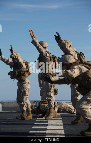 151031-M-CV548-057 Mittelmeer (31. Oktober 2015) Marines zugewiesen Echo Batterie, Battalion Landing Team 2/6, 26. Marine Expeditionary Unit (MEU) körperliches Training durchzuführen, um ihre Herzfrequenz zu erhöhen, während der Teilnahme an einer Übung scharfer Munition an Bord der amphibischen Transportschiff der Dock USS Arlington (LPD 24) 31. Oktober 2015. Arlington und der 26. MEU führen Marinebetriebe in den USA 6. Flotte Bereich der Maßnahmen zur Erhöhung der Sicherheit der Vereinigten Staaten in Europa interessiert. (Foto: U.S. Marine Corps CPL. Jeraco J. Jenkins/freigegeben) Stockfoto