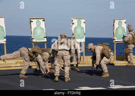 Mittelmeer (31. Oktober 2015)-US-Marines mit Echo-Batterie, Battalion Landing Team 2/6, 26. Marine Expeditionary Unit (26. MEU) Verhalten körperliche training, um ihre Herzfrequenz zu erhöhen, während der Teilnahme an einer Übung scharfer Munition an Bord der amphibious Transport dock Schiff USS Arlington (LPD 24), 31. Oktober 2015. Die Ausübung von scharfer Munition bot Gelegenheit für die Batterie zu verbessern Mission Bereitschaft und Kompetenz der Einheit und Zusammenhalt zu erhöhen. Die 26. Marine Expeditionary Unit wird in der 6. Flotte Verantwortungsbereich zur Unterstützung US nationaler Sicherheitsinteressen in Eur bereitgestellt. Stockfoto