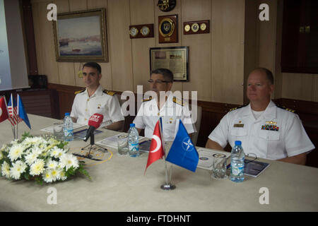 151031-N-TC720-066 AKSAZ, Türkei (31. Oktober 2015) CMdR Charles Hampton, Kommandierender Offizier der USS Donald Cook (DDG-75), Rear Admiral Namik Alper, befehlshabender Offizier Aksaz, türkische Marinestützpunkt und Capt Sebahattin Coruk, befehlshabender Offizier TCG Gediz (F-495) an eine Pressekonferenz an Bord TCG Gediz 31. Oktober 2015 teilnehmen. Donald Cook, ein Zerstörer der Arleigh-Burke-Klasse geführte Flugkörper, nach vorn in Rota, Spanien bereitgestellt ist die Durchführung einer Routine-Patrouille in den USA 6. Flotte Bereich der Maßnahmen zur Erhöhung der Sicherheit der Vereinigten Staaten in Europa interessiert. (Foto: U.S. Navy Mass Communication Specialist 3. Klasse Matte M Stockfoto