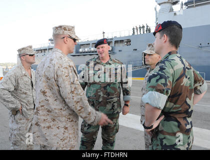 ROTA, Spanien (30. August 2013)-US-Marines mit niederländischen Marines vor Antritt der königlichen niederländischen Marine (RNLN) Landung Plattform Dock HNLMS Rotterdam (L800) unterhalten. Das Schiff und kombinierte Sicherheit Zusammenarbeit Taskforce, bestehend aus USA, Großbritannien, spanischen und niederländischen Marines führen praktische Anwendung Übungen in Sicherheits-Techniken und Taktiken zusammen mit Partner Streitkräfte aus westafrikanischen in den nächsten drei Monaten zur Unterstützung Afrikas Partnerschaft Station.  APS ist eine Kooperationsinitiative internationale Sicherheit, erleichtert durch Commander, US Naval Forces Europe-Africa, abzielen, Stärke Stockfoto