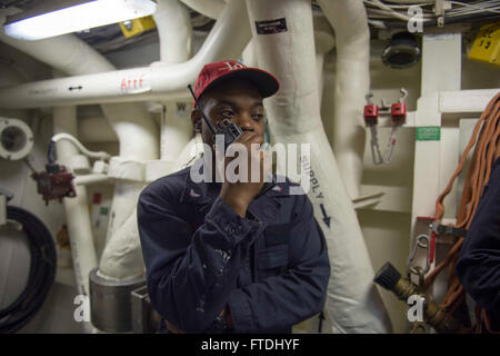 151110-N-TC720-174 SOUDA-Bucht, Griechenland (10. November 2015) Schaden Controlman 3. Klasse Nathan Matthews, aus Memphis, Tennessee, Funkgeräte Schadensbegrenzung Zentrale für die Erlaubnis zur Durchführung einer Halon testen an Bord USS Donald Cook (DDG-75) während des Schiffs Mitte Zyklus Inspektion 10. November 2015. Donald Cook, ein Zerstörer der Arleigh-Burke-Klasse geführte Flugkörper, vorwärts bereitgestellt, Rota, Spanien, ist die Durchführung einer Routine-Patrouille in den USA 6. Flotte Bereich der Maßnahmen zur Erhöhung der Sicherheit der Vereinigten Staaten in Europa interessiert. (Foto: U.S. Navy Mass Communication Specialist 3. Klasse Matte Murch/freigegeben) Stockfoto