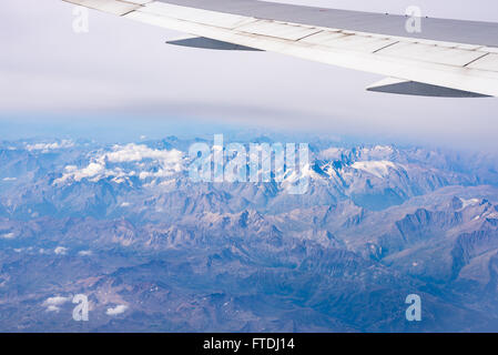 Luftaufnahme der Alpen, Nationalpark Ecrins, Frankreich, aus dem Flugzeug geschossen. Hoch gelegenen Gebirge und Gletscher. Expansive Stockfoto