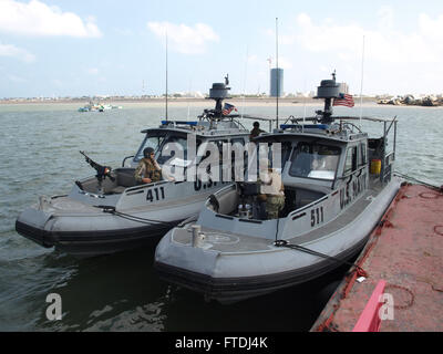 160114-N-ZZ999-300 Republik Dschibuti (14. Januar 2016) Segler aus küstennahen Riverine Staffel 10 bereiten Sie sich für eine bevorstehende Mission am Port de Peche, Dschibuti, 14. Januar 2016 beginnen. U.S. 6. Flottille, mit Sitz in Neapel, Italien, führt das gesamte Spektrum der gemeinsamen und Marine Operationen oft in Konzert mit Alliierten, gemeinsame und ressortübergreifende Partnern, um nationale Interessen der USA und Sicherheit und Stabilität in Europa und Afrika zu fördern. (Foto: U.S. Navy Waffenwart 2. Klasse Perry Lafoe / veröffentlicht) Stockfoto