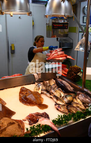 Frau wiegt frisch gestreiften roten Meeräsche (Mullus surmuletus) in Fischmarkt, Vigo, Galicien, Spanien Stockfoto