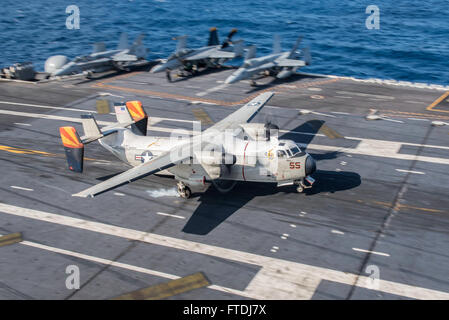 151128-N-DZ642-049-Atlantik (28. November 2015) landet eine C-2A Greyhound, zugewiesen "Rohhäute" von Fleet Logistic Support Squadron (VRC) 40, auf dem Flugdeck des Flugzeugträgers USS Harry S. Truman (CVN-75). Harry S. Truman Carrier Strike Group ist zur Unterstützung von maritimer Sicherheitsoperationen und Sicherheitsbemühungen Zusammenarbeit Theater in den US-5. und 6. Flotte Einsatzgebieten eingesetzt. (Foto: U.S. Navy Mass Communication Specialist 3. Klasse B. Siens/freigegeben) Stockfoto