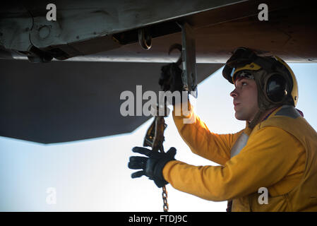 151130-N-MQ094-094 Mittelmeer (30. November 2015) Luftfahrt Boatswain Mate (Handling) 3. Klasse J. Hayes sichert eine F/A-18F Super Hornet, die "Jolly Rogers" des Strike Fighter Squadron (VFA) 103, auf dem Flugdeck des Flugzeugträgers USS Harry S. Truman (CVN-75) zugeordnet. Harry S. Truman Carrier Strike Group führt Marinebetriebe in den USA 6. Flotte Bereich der Maßnahmen zur Erhöhung der Sicherheit der Vereinigten Staaten in Europa und Afrika interessiert. (Foto: U.S. Navy Mass Communication Specialist 2. Klasse E. T. Miller/freigegeben) Stockfoto