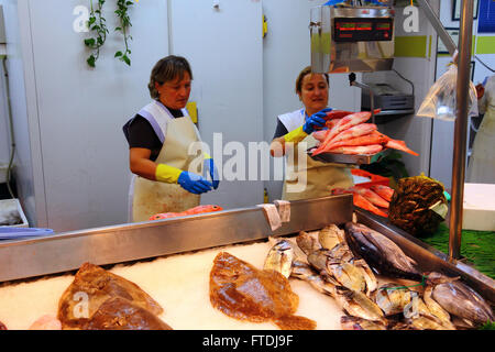 Frau wiegt frisch gestreiften roten Meeräsche (Mullus surmuletus) in Fischmarkt, Vigo, Galicien, Spanien Stockfoto