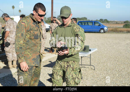 151120-N-ZZ999-006 ROTA, Spanien (20. November 2015) Chief Explosive Ordnance Entsorgung Techniker Christopher McGrew, zugeordnet nach Explosive Ordnance Entsorgung Mobile Einheit (EODMU) 8 det Europa, führt Schulungen bei der Detonation entfernte Artillerie mit einem Mitglied der deutschen Minentaucher, Minenräumung Taucher, als Teil der Übung MAGRE 2015-2 20. November 2015. MAGRE ist eine multinationale Übung mit USA, Deutsch und Spanisch Kräfte konzentrierte sich auf die Verbesserung der EOD Fähigkeiten, einschließlich Anti-Terror force Schutz Tauchen, meine Gegenmaßnahmen und Zähler improvisierte Explosive Vorrichtung (IED) Verfahren. (US-Navy Stockfoto