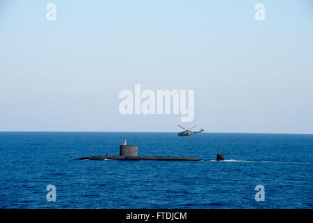 Am 16. Oktober 2013 nahm das Trafalgar Class Nuclear Submarine HMS Talent (S92) der britischen Royal Navy an einer koordinierten Anti-U-Boot-Kriegsführung mit Lynx HMA-MK8 Hubschraubern Teil. An der Übung nahmen auch die Arleigh-Burke-Klasse der US-Navy-Raketenzerstörer USS Stout (DDG 55), USS Barry (DDG 52) und USS Gravely (DDG 107) Teil. Stockfoto