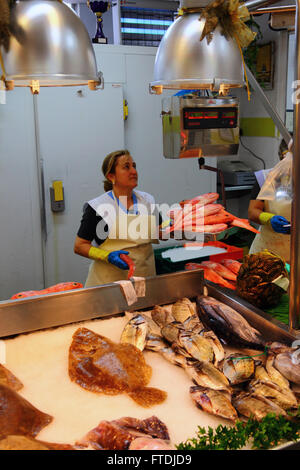 Frau wiegt frisch gestreiften roten Meeräsche (Mullus surmuletus) in Fischmarkt, Vigo, Galicien, Spanien Stockfoto