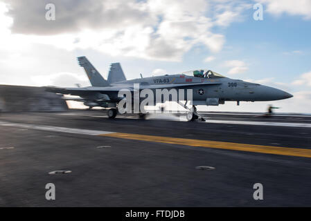 Eine F/A-18C Hornet von VFA-83 startet von der USS *Harry S. Truman* (CVN 75) während der Marineoperationen im Mittelmeer. Das Flugzeug ist Teil der *Harry S. Truman* Carrier Strike Group der US Navy und unterstützt die US-Sicherheitsinteressen in Europa und Afrika. Stockfoto