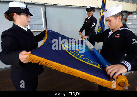 160222-N-VY489-044 GAETA, Italien (22. Februar 2016) Matrosen an Bord den USA 6. Flotte Kommando- und Schiff, die USS Mount Whitney (LCC-20) sichern den Befehl Wimpel, nachdem das Flaggschiff Gaeta, Italien, 22. Februar 2016 abgereist. Mount Whitney, der US 6. Flotte Kommando- und Schiff, nach vorn eingesetzt nach Gaeta, Italien, führt Marinebetriebe in den USA 6. Flotte Einsatzgebiet zur Unterstützung US Staatssicherheit Interessen in Europa. (U.S. Navy Photo by Massenkommunikation Spezialist 1. Klasse Mike Wright / veröffentlicht) Stockfoto