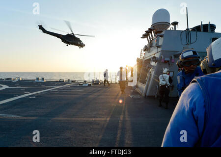 151205-N-XT273-664 Schwarzmeer (5. Dezember 2015) Matrosen an Bord USS Ross (DDG 71) führen Deck-Landung Qualifikationen in das Schwarze Meer mit dem rumänischen IAR-330 Puma Helikopter 5. Dezember 2015. Ross, ein Zerstörer der Arleigh-Burke-Klasse geführte Flugkörper, vorwärts bereitgestellt, Rota, Spanien, ist die Durchführung einer Routine-Patrouille in den USA 6. Flotte Bereich der Maßnahmen zur Erhöhung der Sicherheit der Vereinigten Staaten in Europa interessiert. (Foto: U.S. Navy Mass Communication Specialist 2. Klasse Justin Stumberg/freigegeben) Stockfoto