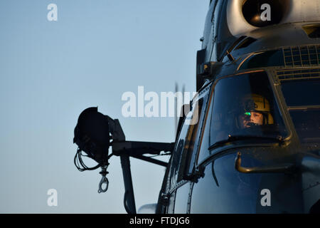 Ein rumänischer Hubschrauber IAR-330 Puma absolviert während einer Routinepatrouille der US Navy die Qualifikation zur Landung an Deck auf der USS Ross (DDG 71) im Schwarzen Meer und unterstützt damit nationale Sicherheitsinteressen in Europa. Stockfoto