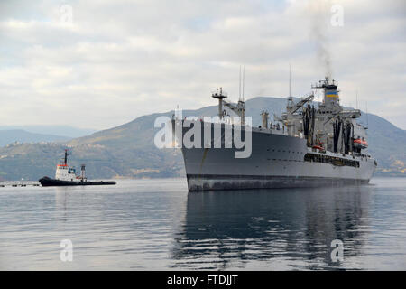 151208-N-JE719-051 SOUDA-Bucht, Griechenland (8. Dezember 2015) The Military Sealift Command Flotte Nachschub Öler USNS John Lenthall (T-AO-189) kommt in Souda Bay für einen geplanten Hafen-Besuch 8. Dezember 2015. Lenthall, ein Henry J. Kaiser-Klasse Flotte Nachschub Öler, ist in der Lage, bis zu bieten, dass 31.200 Tonnen Fracht für Marine Ressourcen während Operationen Nachschub. (Foto: U.S. Navy Mass Communication Specialist 2. Klasse Jeffrey M. Richardson/freigegeben) Stockfoto